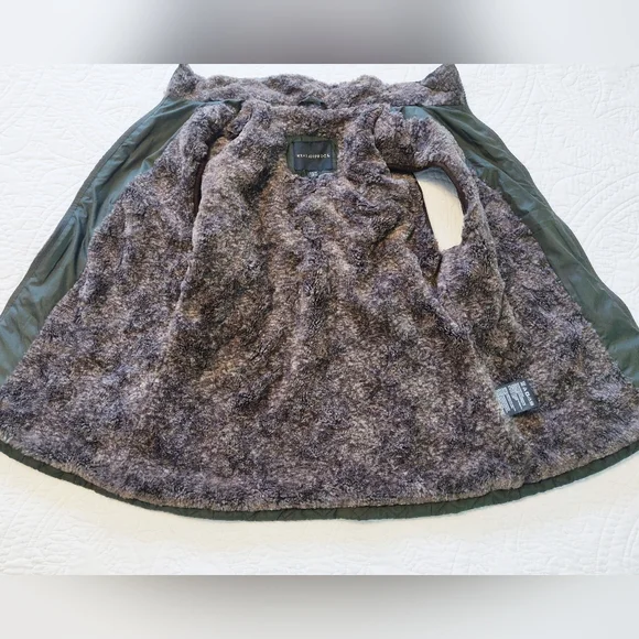 Weatherproof fur lined vest. - Picture 8 of 12